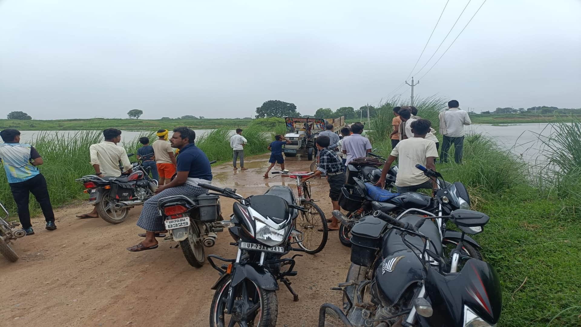 Kaushambi News Kilnahai river overflowed due to Yamuna flood, four villages lost contact