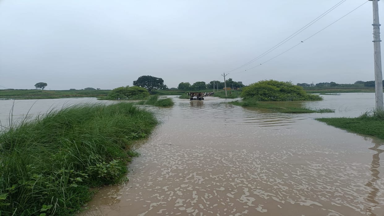 Kaushambi News Kilnahai river overflowed due to Yamuna flood, four villages lost contact