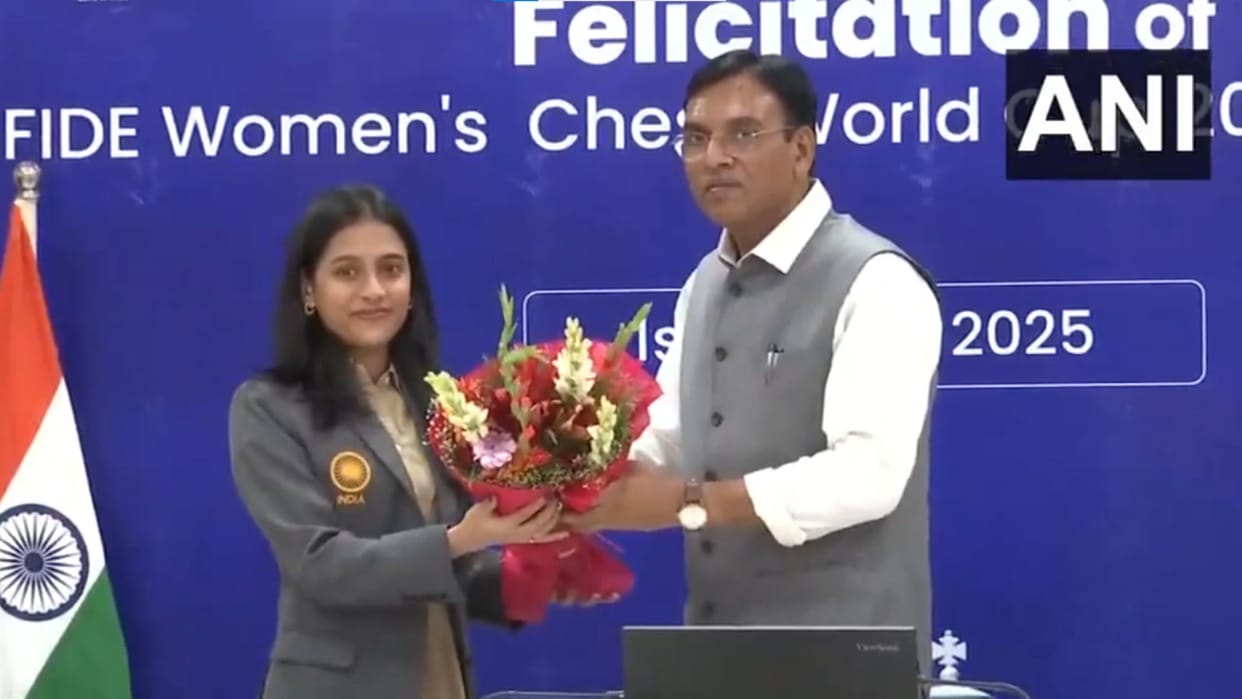 Sports Minister Mansukh Mandaviya felicitates Divya Deshmukh know details