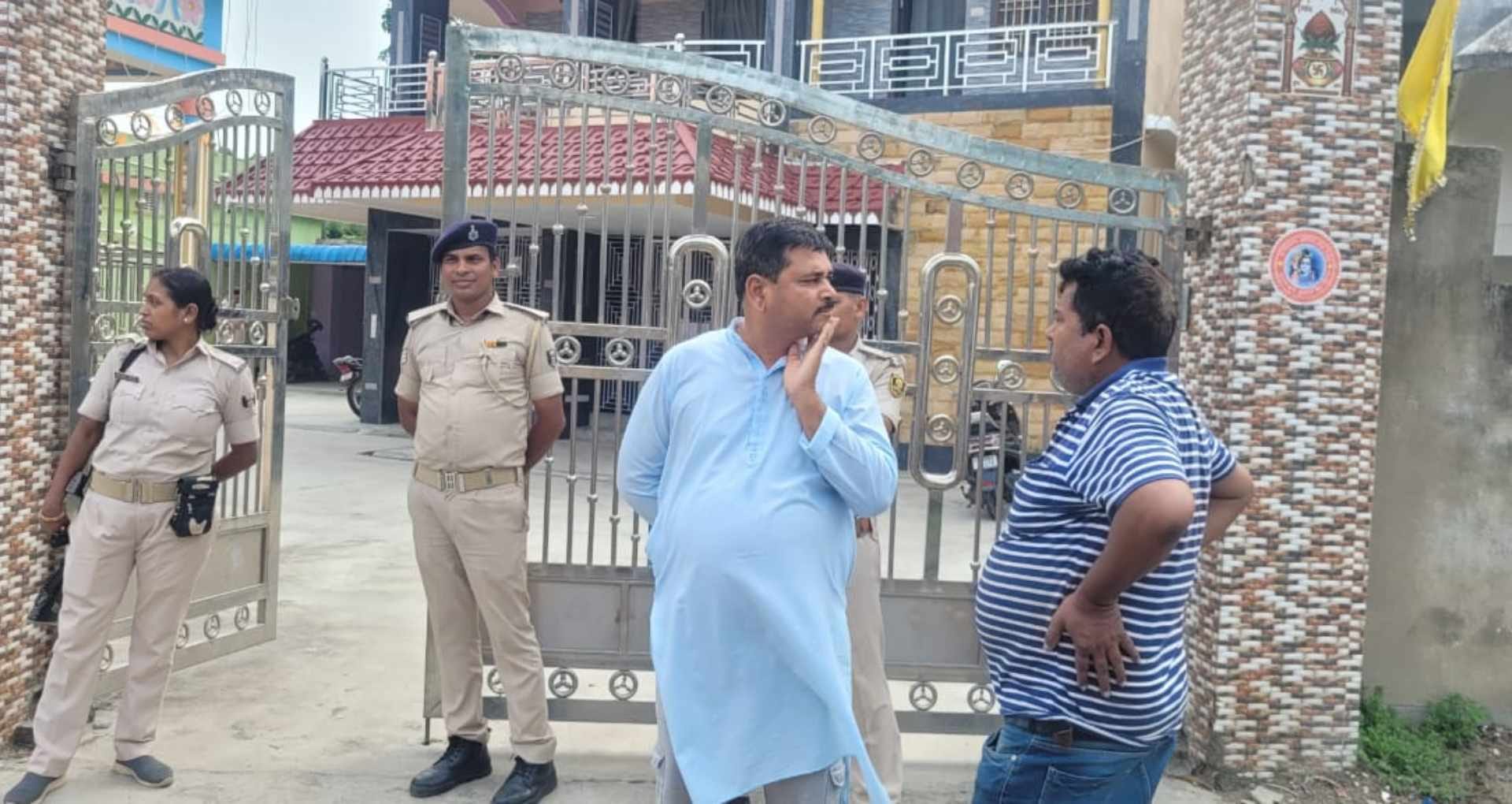 मौके पर मौजूद पुलिस
