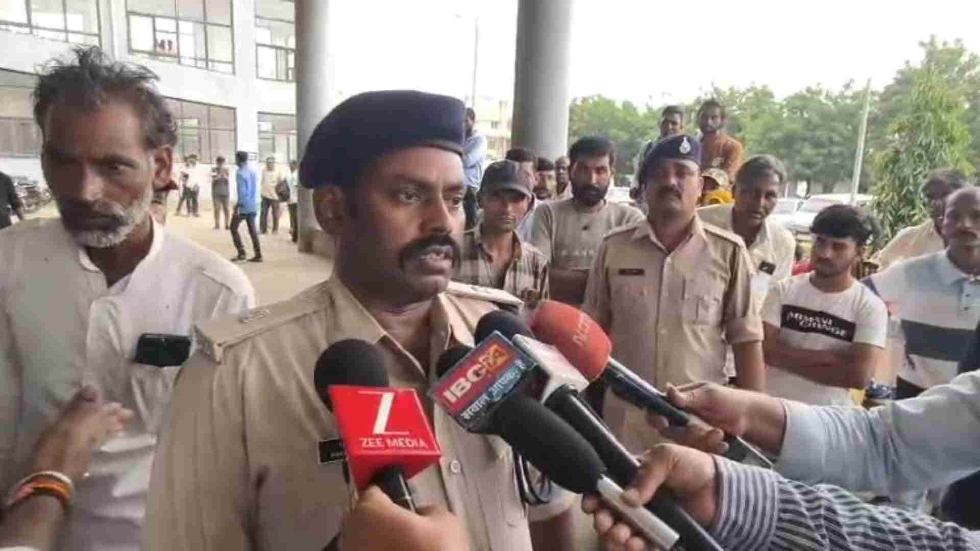 मामले की जानकारी देते पुलिस अधिकारी।
