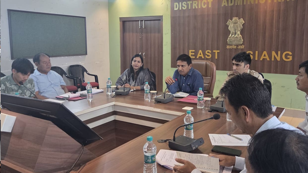 Mentor Secretary Yashpal Garg held a meeting in East Siang, reviewed the progress of development plans