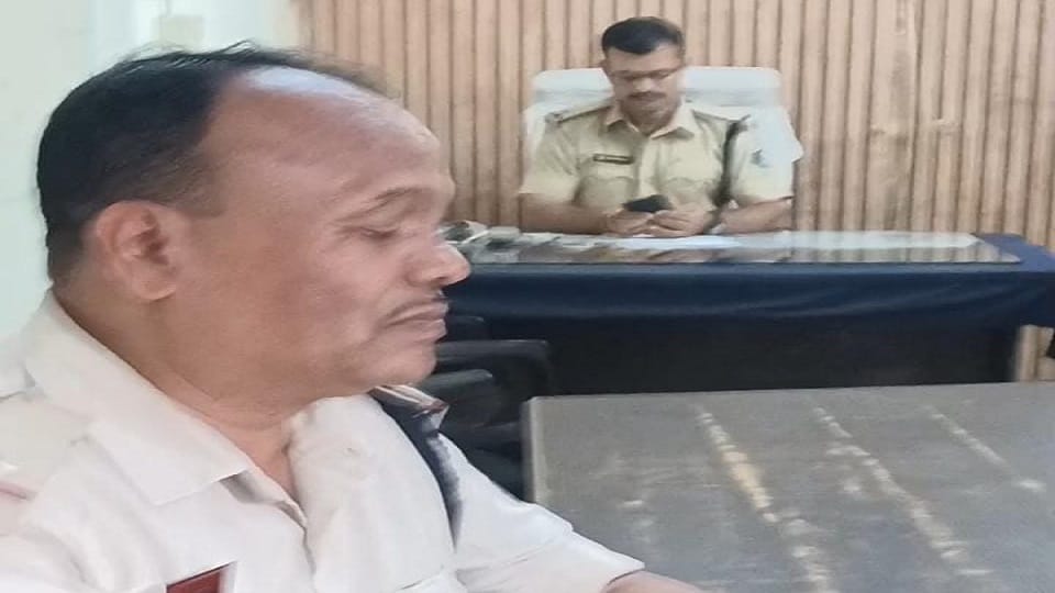 Painter committed suicide by hanging himself did not get treatment due to financial crisis in Korba