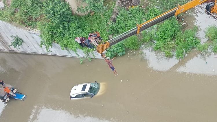 Punjab: पठानकोट में भारी बरसात, पानी में डूबी गाड़ी, कंडी क्षेत्र में भूस्खलन से घर को खतरा, Video