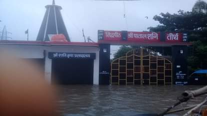 प्रयागराज में पातालपुरी के शनिदेव मंदिर में पहुंचा यमुना का जल।