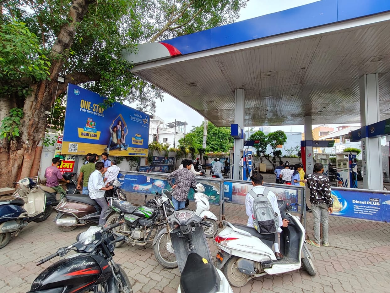 Indore: Two-wheeler drivers were not given petrol at Indore's pumps without helmets