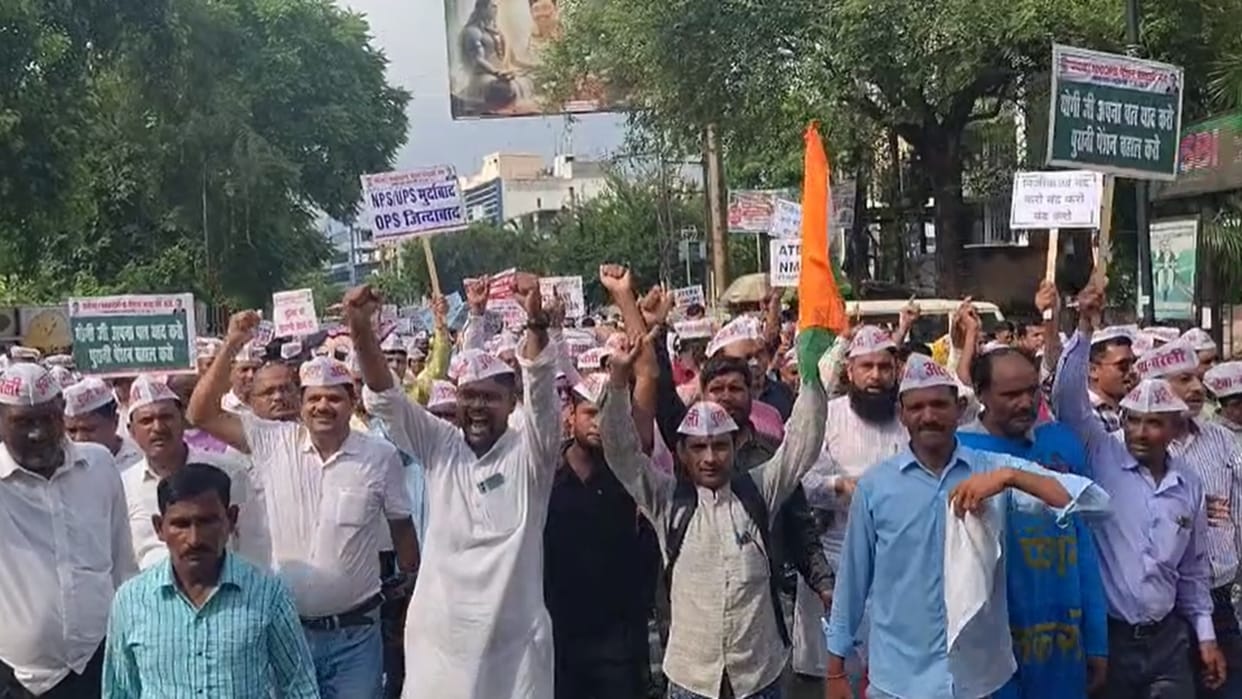 Teachers and employees protest for restoration of old pension in Bareilly