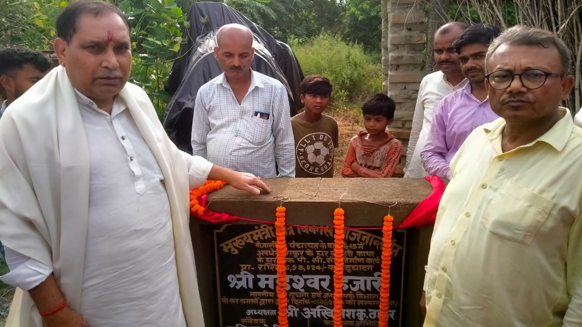 कल्याणपुर विधानसभा क्षेत्र में कार्यक्रम के दौरान मंत्री महेश्वर हजारी तथा अन्य