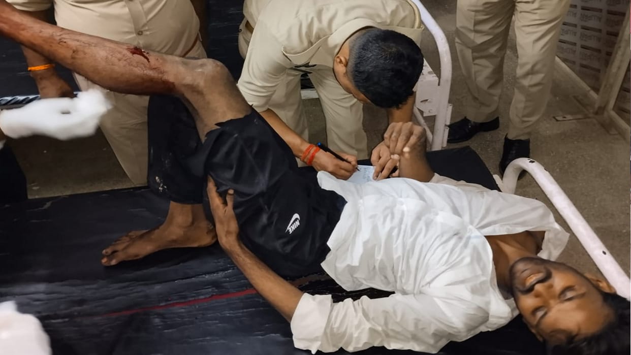 Pratapgarh News: Police encounter with criminals who robbed a jeweler, three arrested