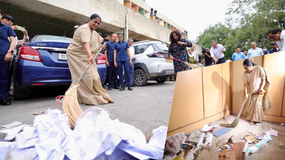 Delhi CM launches month-long cleanliness drive Dilli ko kude se azaadi