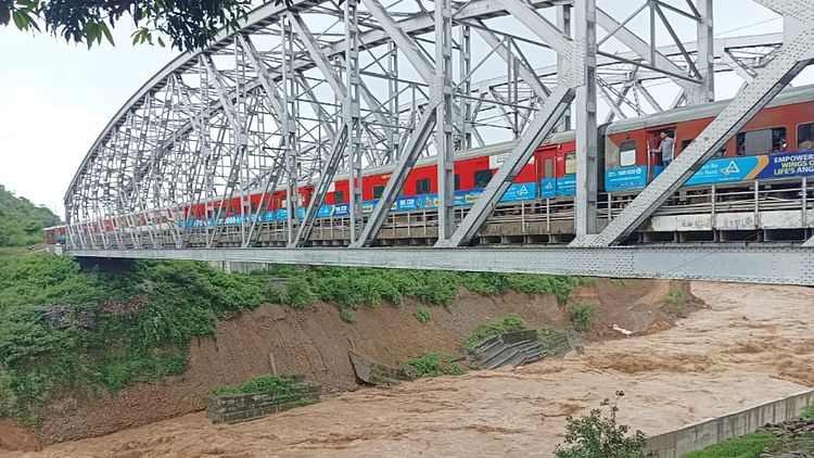 पठानकोट में भारी बारिश से हाहाकार: उफान पर खड्ड-नाले, 80 से ज्यादा स्कूल बंद, खतरे में दिल्ली-कटड़ा रेल पुल
