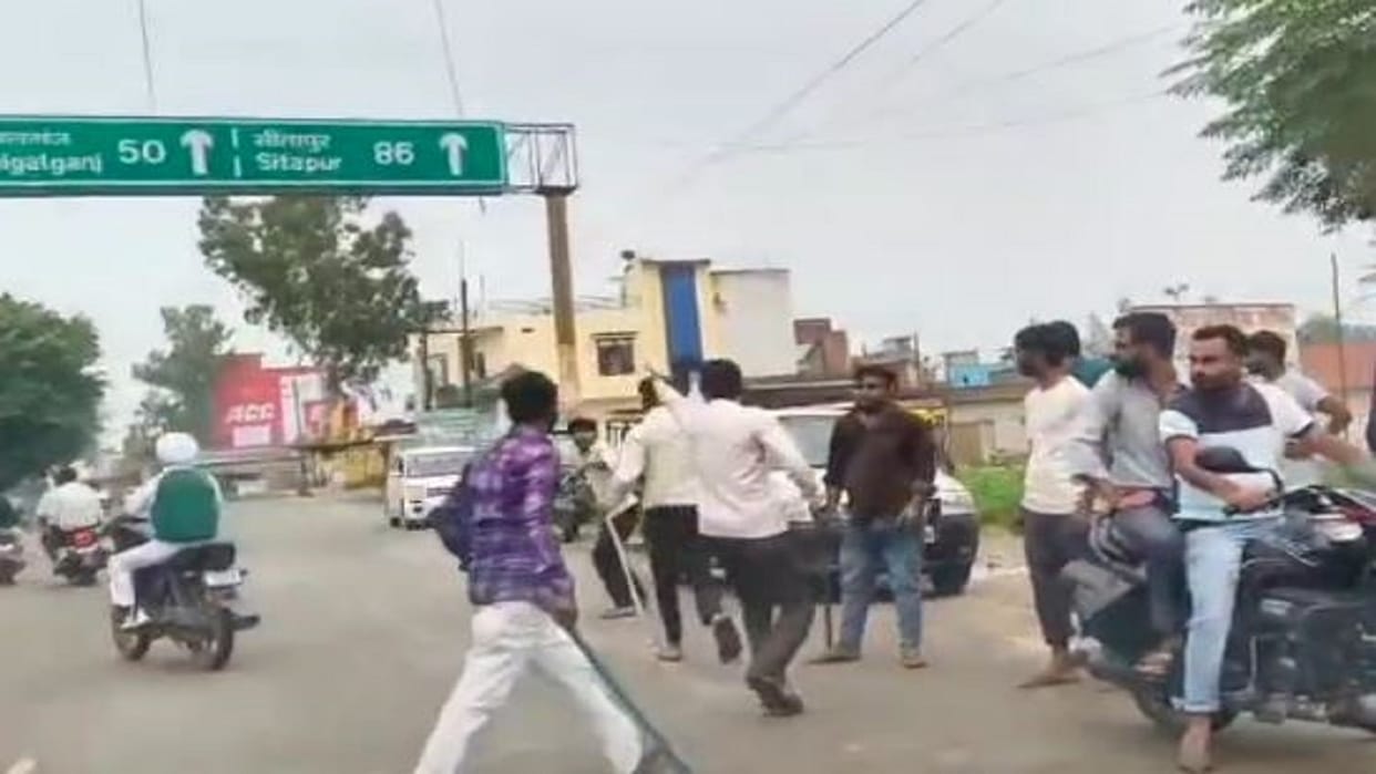 E-rickshaw drivers beat up the bus driver-helper along with the passengers in Shahjahanpur
