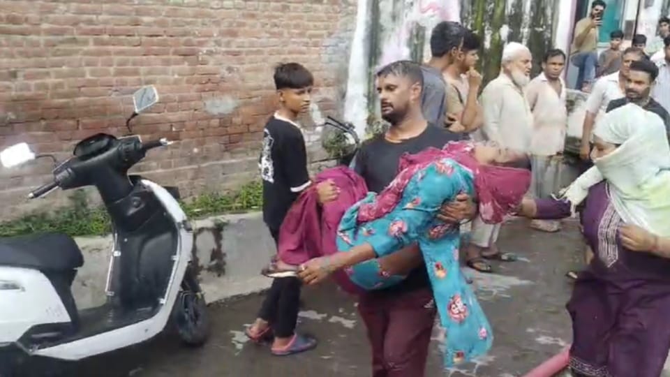 Saharanpur: Iron Handicraft Factory Fire in Behat, Chaos Among Workers; Two Women Unconscious in Stampede