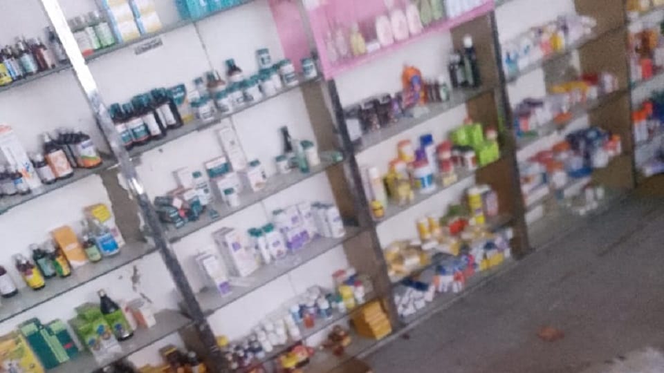 Lakhs of rupees stolen from pharmacy and silver firm by breaking CCTV cameras
