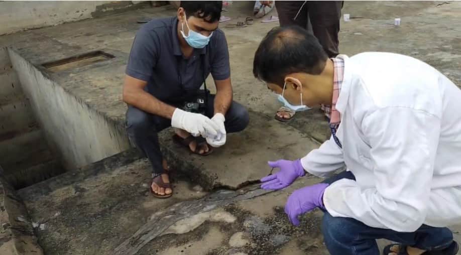 घटनास्थल पर जांच करती टीम