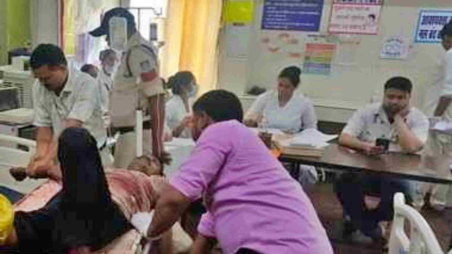 घायल को लाया गया अस्पताल।