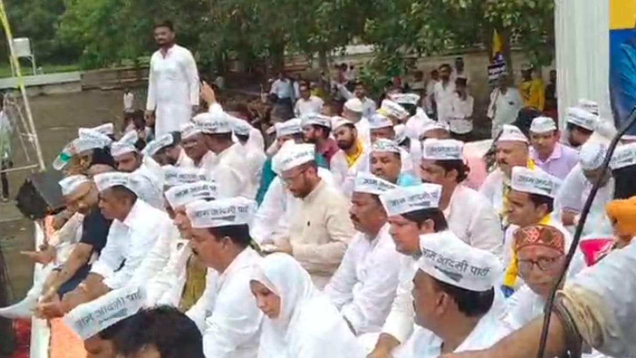 AAP workers protested against school merger said if liquor shop 300 meters away why is school 3 km away?