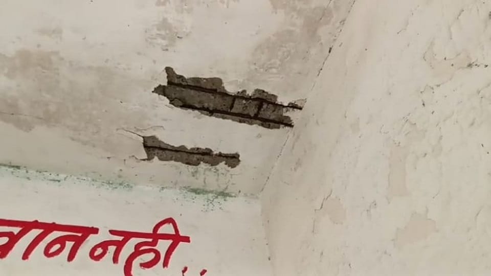 जर्जर भवन में चल रहा स्कूल