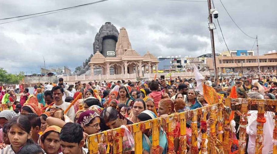कुबेरेश्वरधाम में श्रद्धालुओं की भीड़