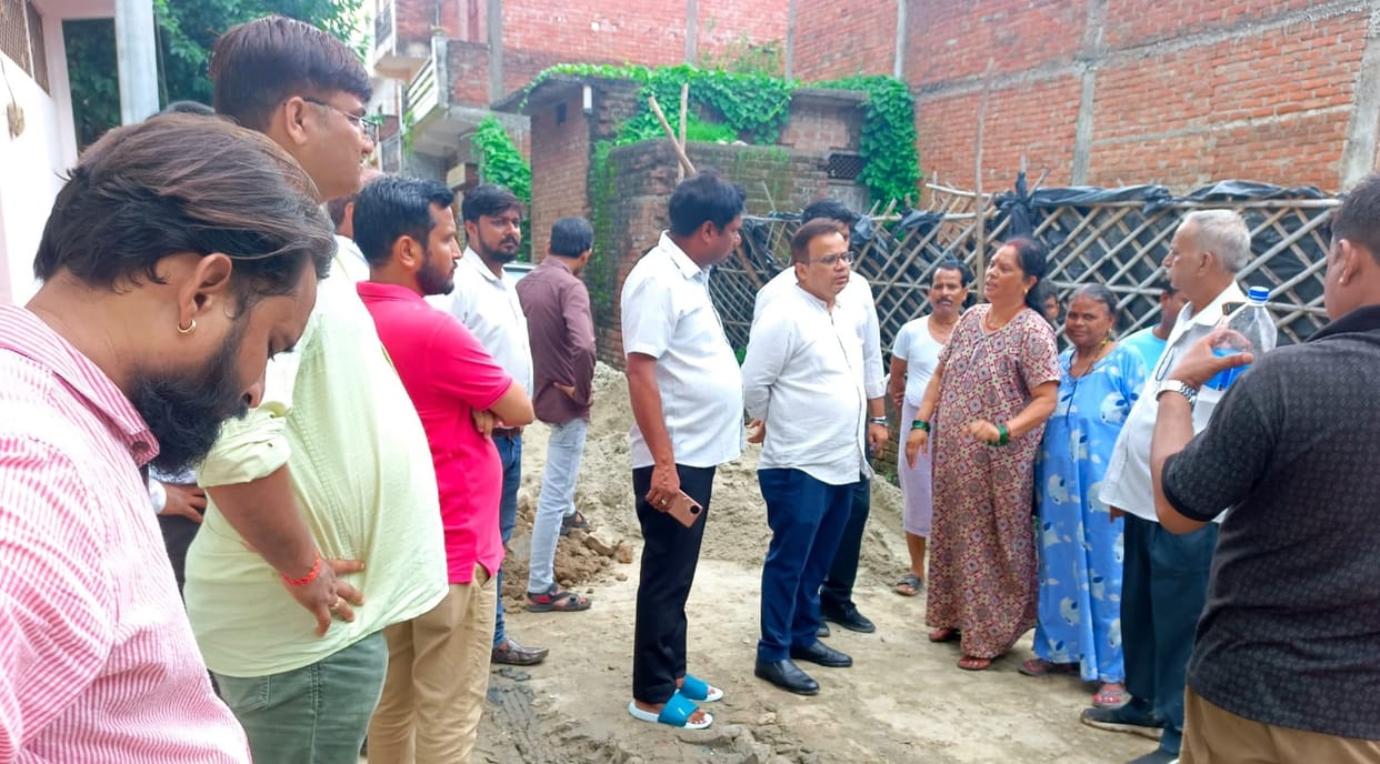 Kanpur Road dug arbitrarily contractor clashed with councilors husband in front of officer