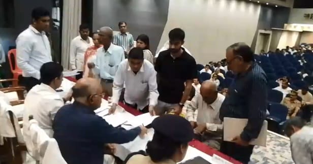 Kanpur samadhaan diwas in merchant chamber DM heard peoples problems instructed to solve them