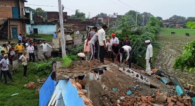 Hamirpur Due to rain two storey house collapsed father died under debris daughter saved her life by jumping
