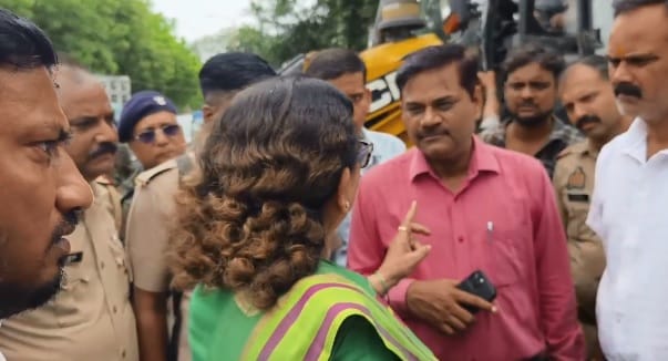 Kanpur Municipal corporations bulldozer reached in front of Ganesh idols mayor gave three hours time