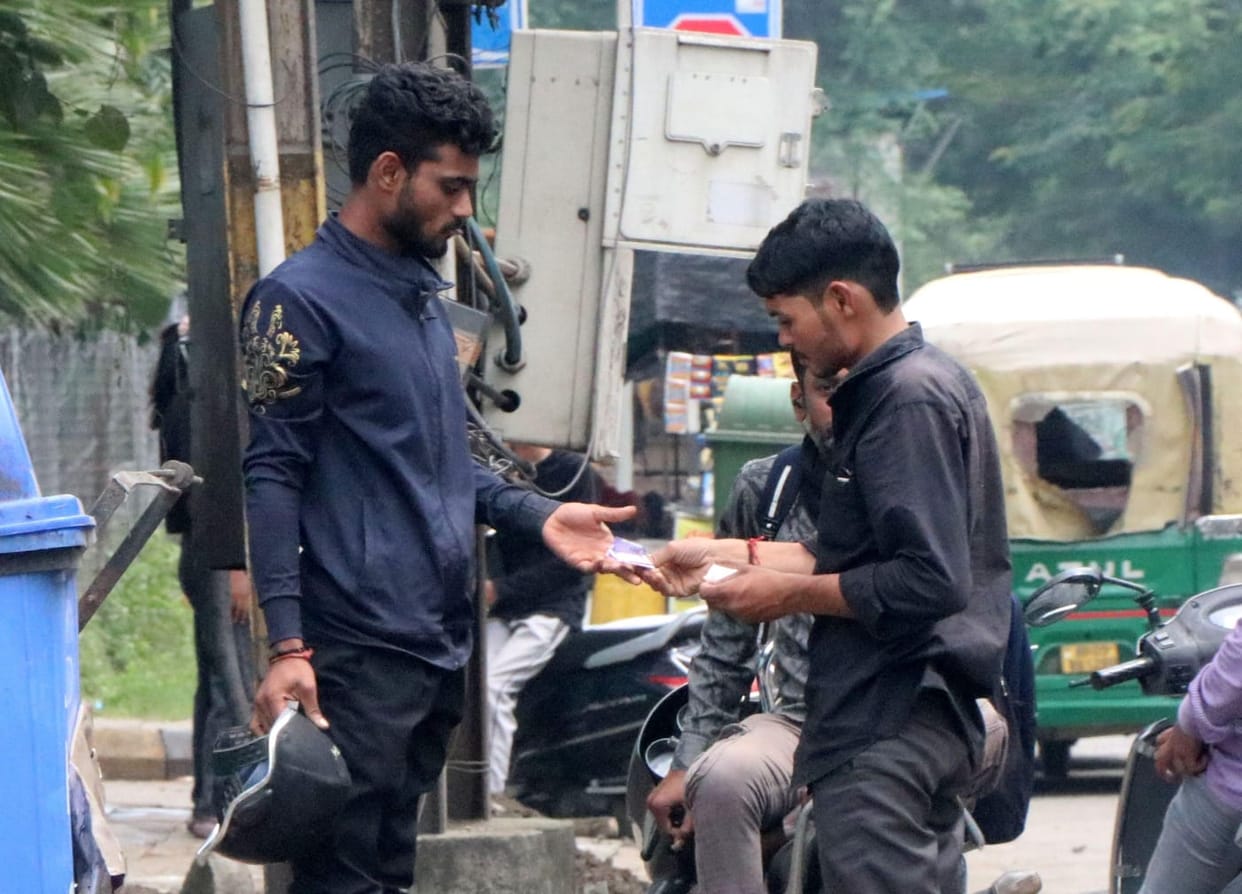 Indore: Jugaad on the lines of 'his helmet on his head' in Indore, helmets available on rent for ten to fiftee