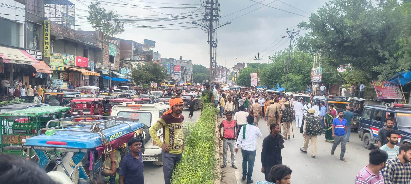 16 year old boy died due to police tortured in Etah people created ruckus