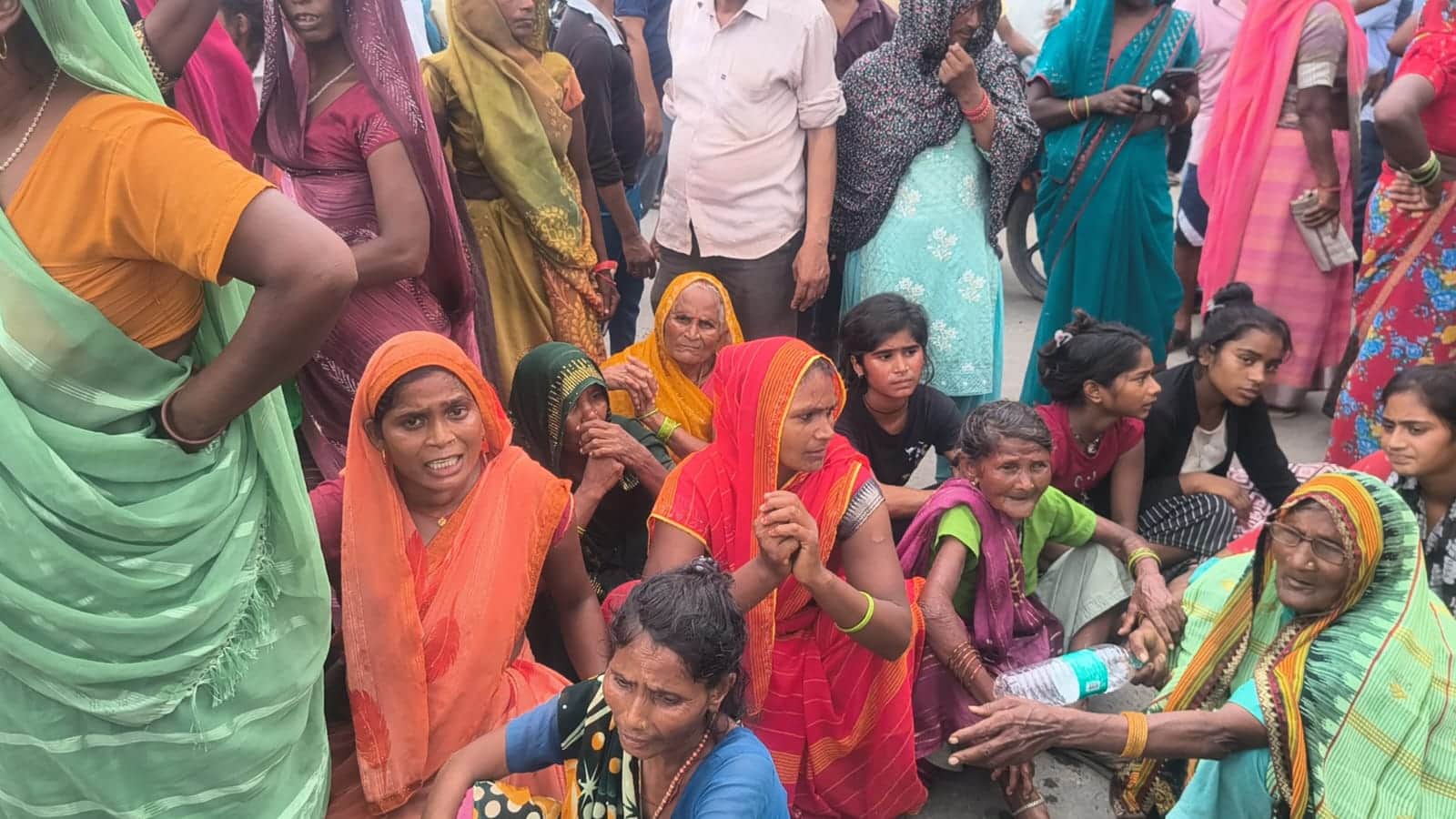 16 year old boy died due to police tortured in Etah people created ruckus