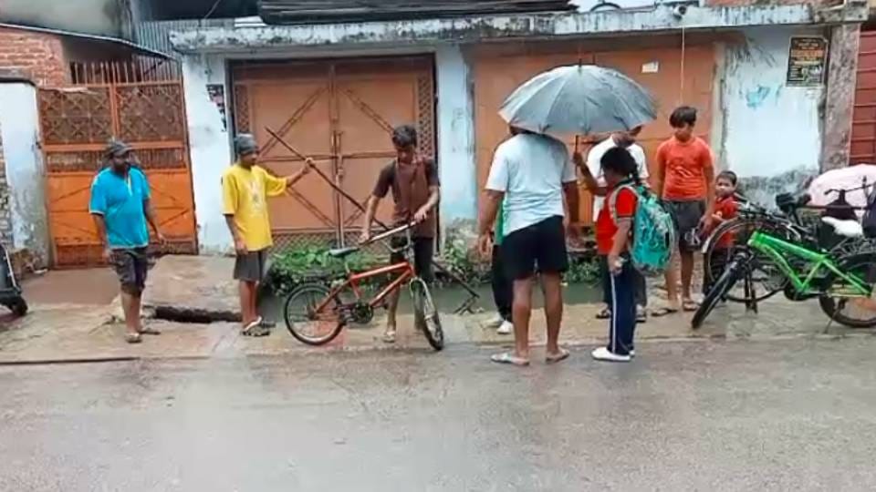 school student fell into open drain along with his bicycle In Lucknow sanitation workers saved his life