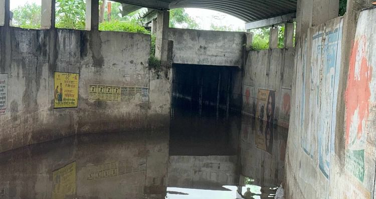 Bihar: लखीसराय में मूसलधार बारिश से तबाही, दर्जनों गांवों का संपर्क टूटा, सड़क बहने से ग्रामीण बेहाल