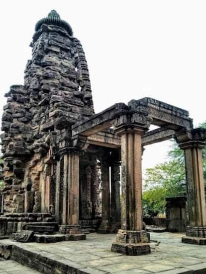 मंडीबामोरा के इस  शिव मंदिर में एक लोटा जल से होता है, हजार शिवलिंगों का अभिषेक