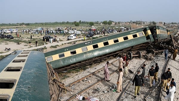 Pakistan Train Derail Updates passengers injured Islamabad Express derailed near Kala Shah Kaku hindi news