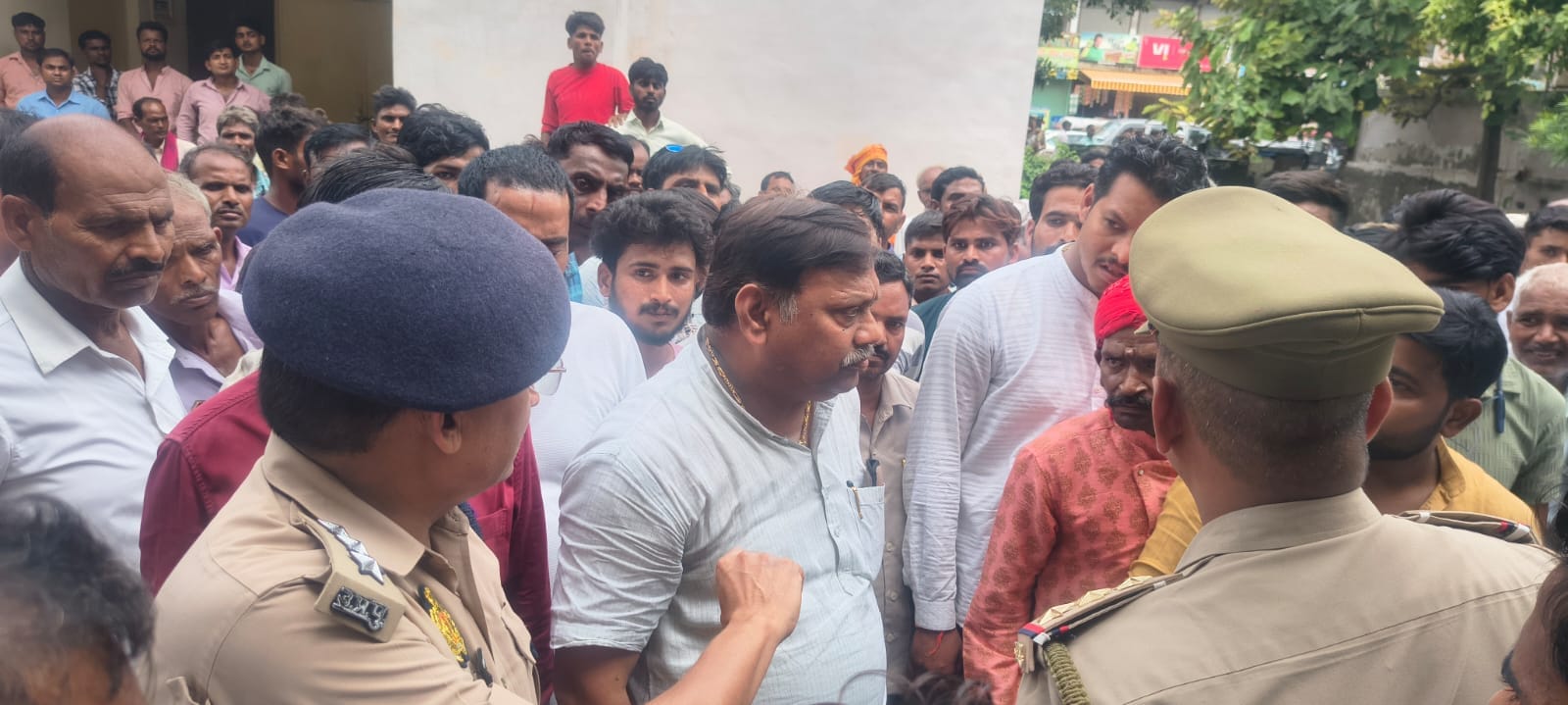 16 year old boy died due to police tortured in Etah people created ruckus