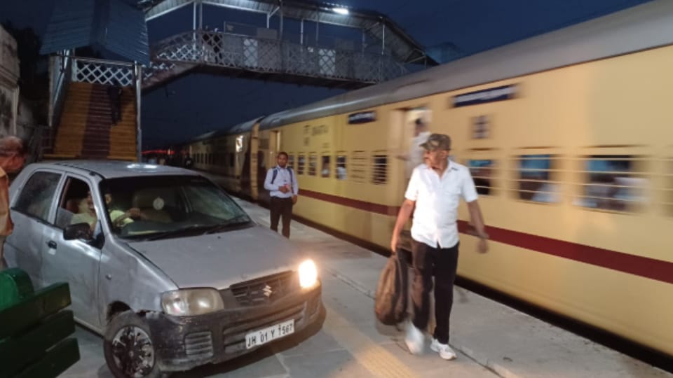 Army Jawan Drives Car on Platform at Meerut Cantt Station, Booked Under Railway Act