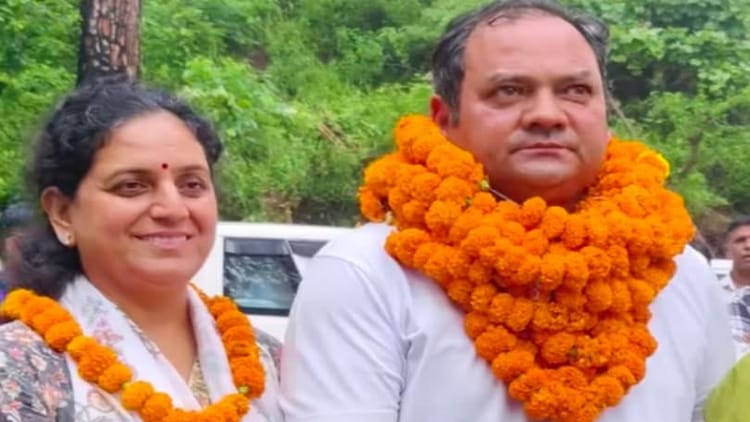 Uttarakhand Panchayat Chunav:  पूर्व मंत्री के बेटे और बहु बने बीडीसी सदस्य, पति-पत्नी की जोड़ी ने मचाई हलचल