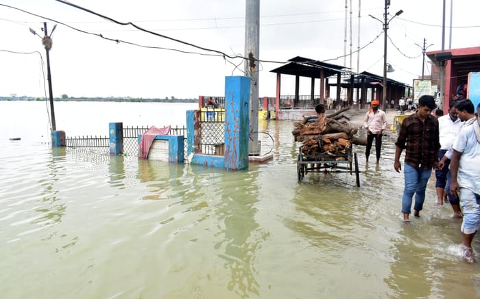 Prayagraj Flood News: Ganga and Yamuna crossed the danger mark in Prayagraj