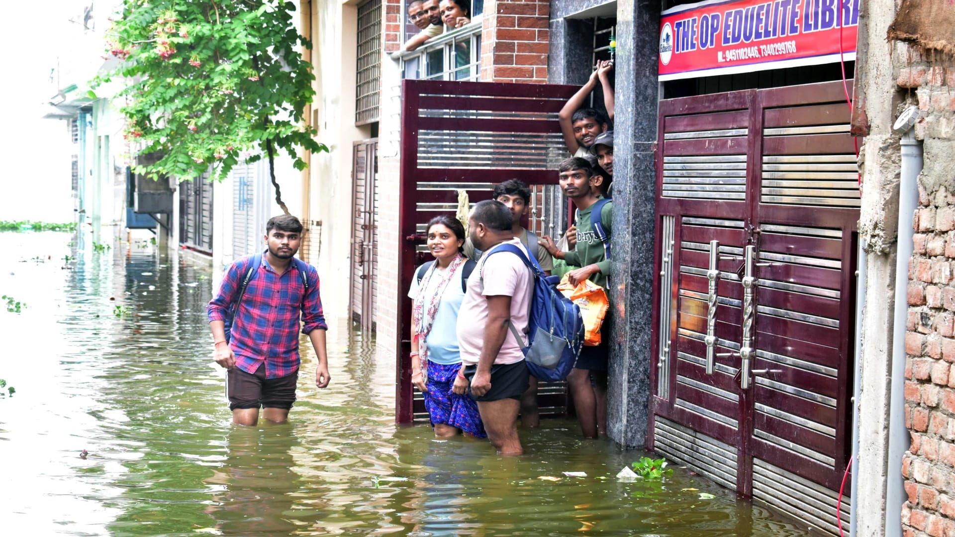 UP Flood Alert News: Ganga-Yamuna Cross Danger Mark in Prayagraj, Boats Deployed in 27 Villages