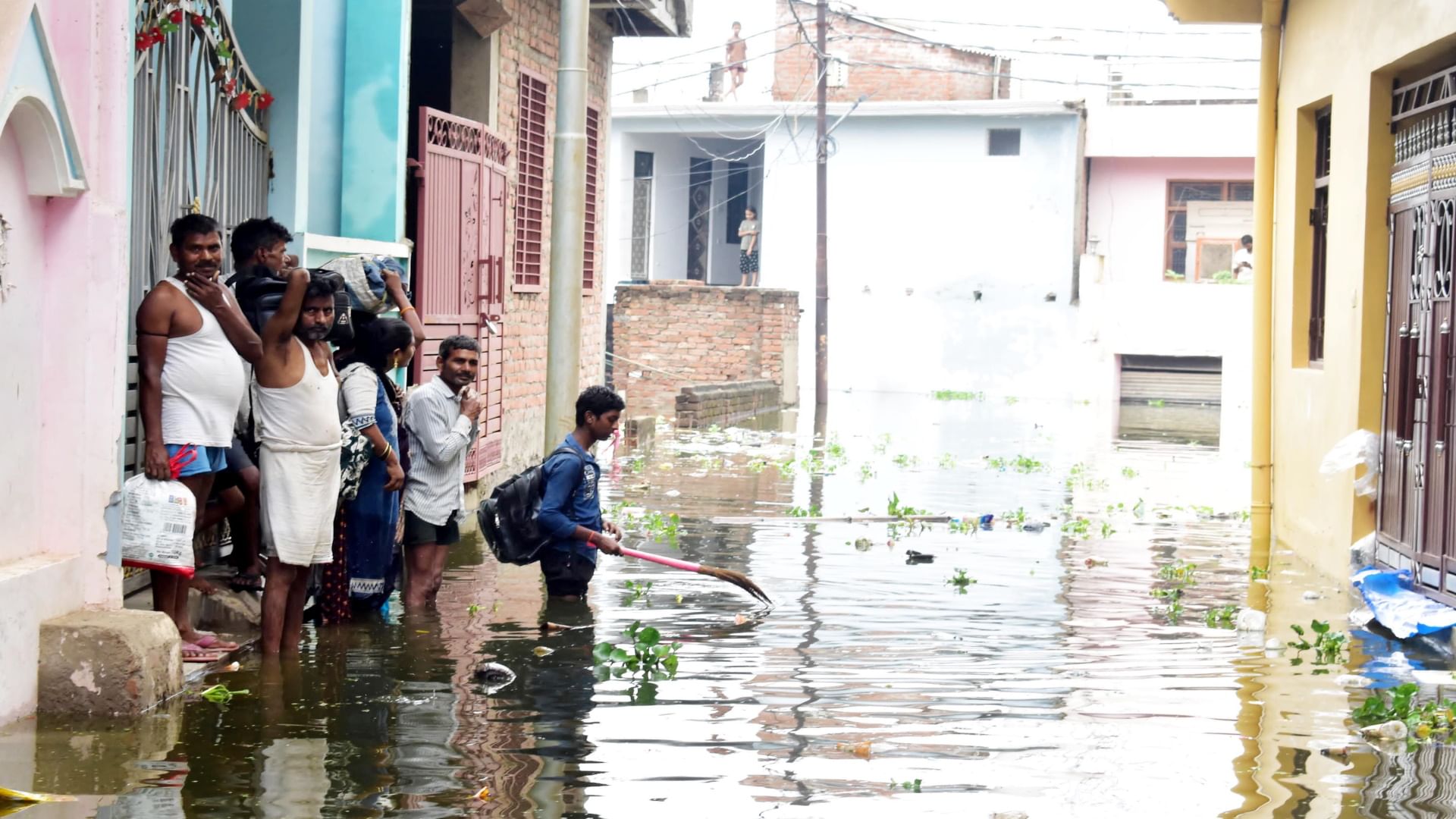 Prayagraj Flood News: Ganga-Yamuna showed their fierce form in Sangam city, thousands of families