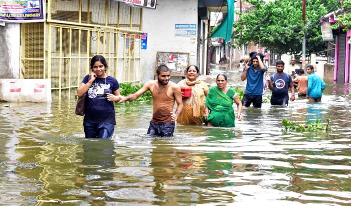 More than 500 villages in Purvanchal are surrounded by water five lakh population in Prayagraj is in danger