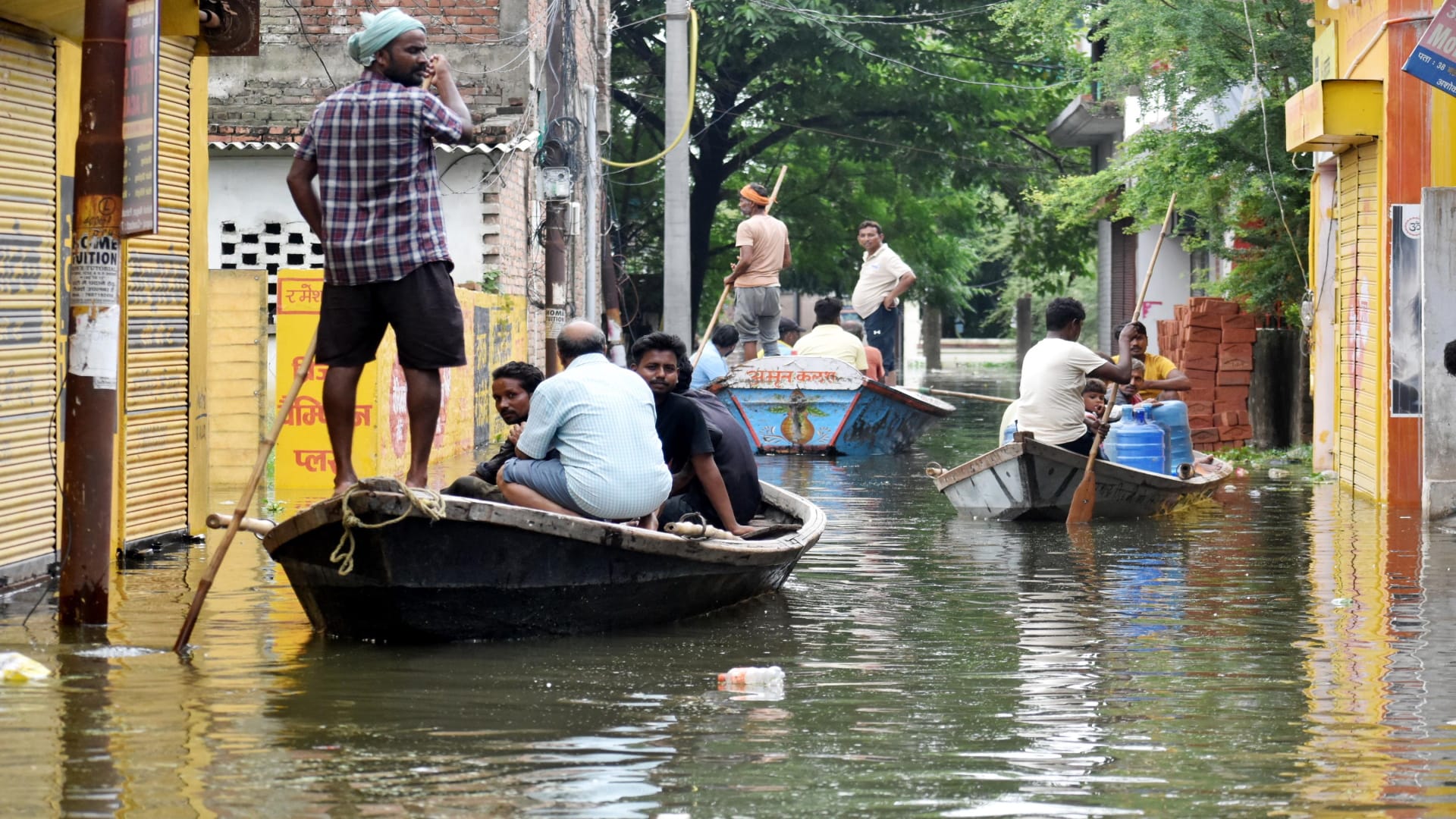 UP Flood Alert News: Ganga-Yamuna Cross Danger Mark in Prayagraj, Boats Deployed in 27 Villages
