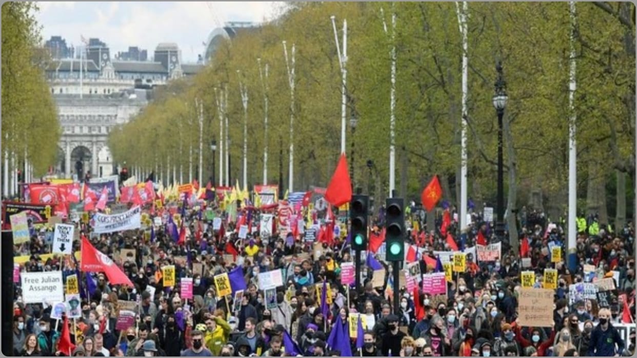 Rival anti-migrant, anti-racism protests face off outside hotel housing migrants in London