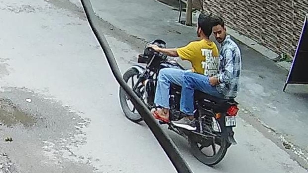 goons robbed the old lady of her gold chain at gunpoint in Bareilly