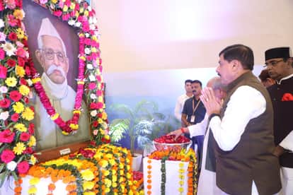 सीएम डॉ. यादव विधानसभा में पूर्व सीएम के चित्र पर पुष्पांजलि अर्पित की