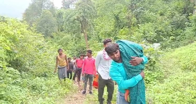 Jharkhand: विकास के दावों की खुली पोल, सड़क नहीं होने से बेटे का शव कंधे पर ढोने को मजबूर हुआ पिता