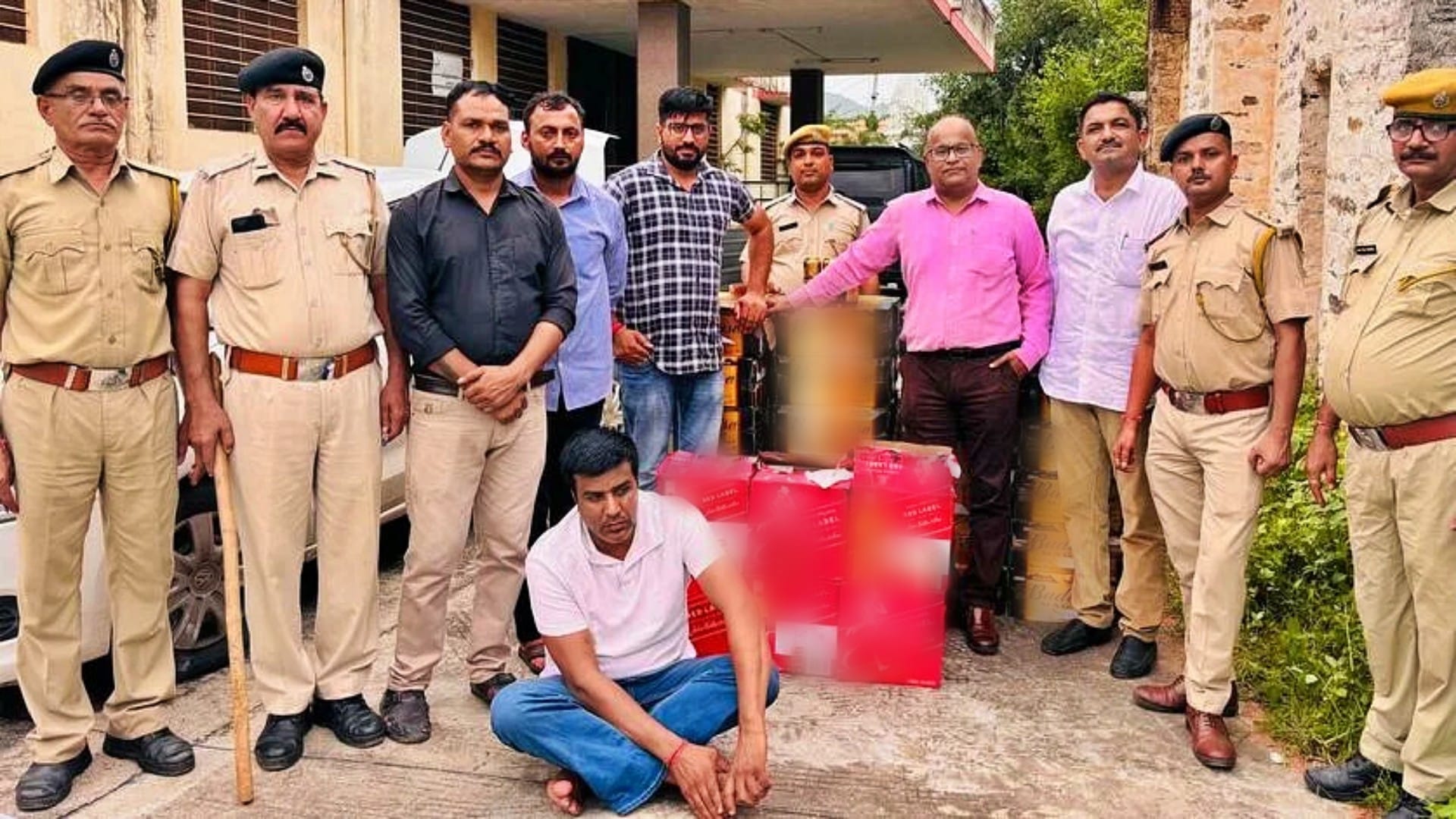 पकड़ी गई शराब के साथ पुलिस की गिरफ्त में आरोपी तस्कर