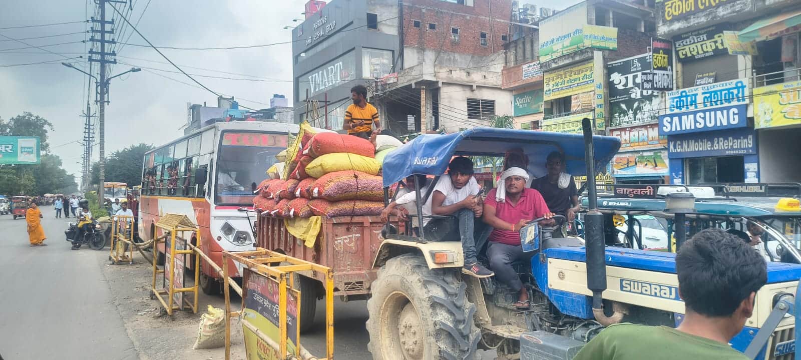 16 year old boy died due to police tortured in Etah people created ruckus