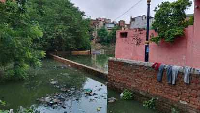 UP: काशी में गंगा चेतावनी बिंदु पार...मणिकर्णिका घाट की गलियों में लगी शवों की कतार, इतने परिवारों ने छोड़ा घर UP varanasi flood news Ganga crossed warning point in Kashi Rows of bodies in the streets of Manikarnika Ghat