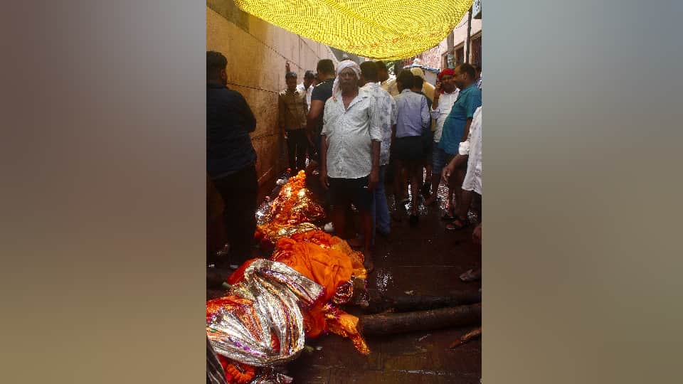 UP varanasi flood news Ganga crossed warning point in Kashi Rows of bodies in the streets of Manikarnika Ghat